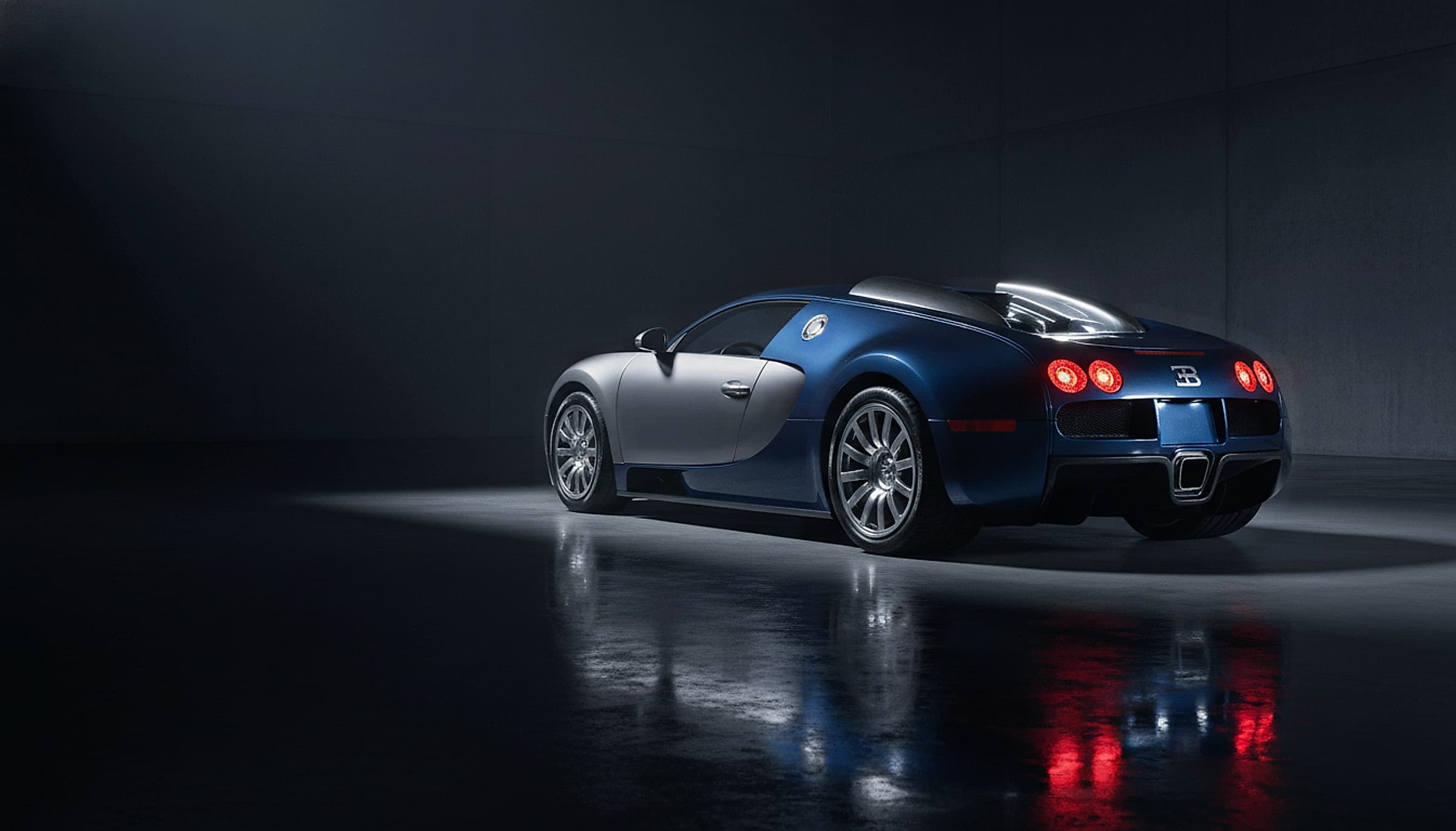 Bugatti Veyron — Mid-engine quad-turbo W16 hypercar hero photograph